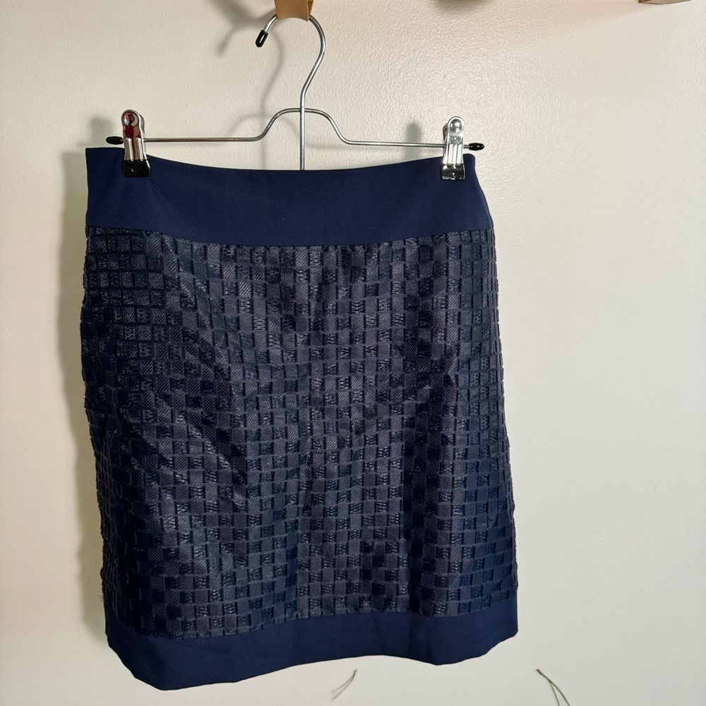 MIDI skirt with a front panel silk detail